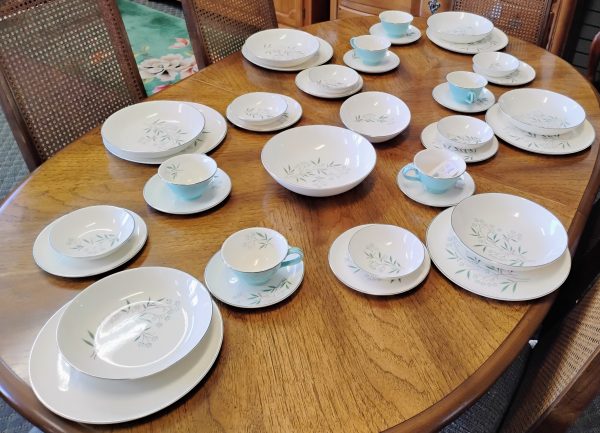 32 Piece (Place Setting of 6) Mid Century Modern Taylor-Smith-Taylor Petal Lane Dinnerware