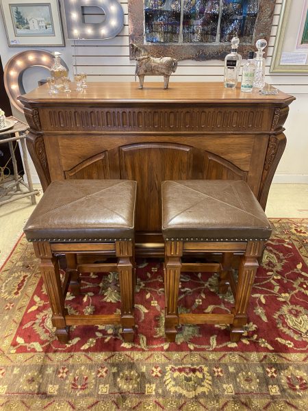 Traditional Style Bar with 2 Stools